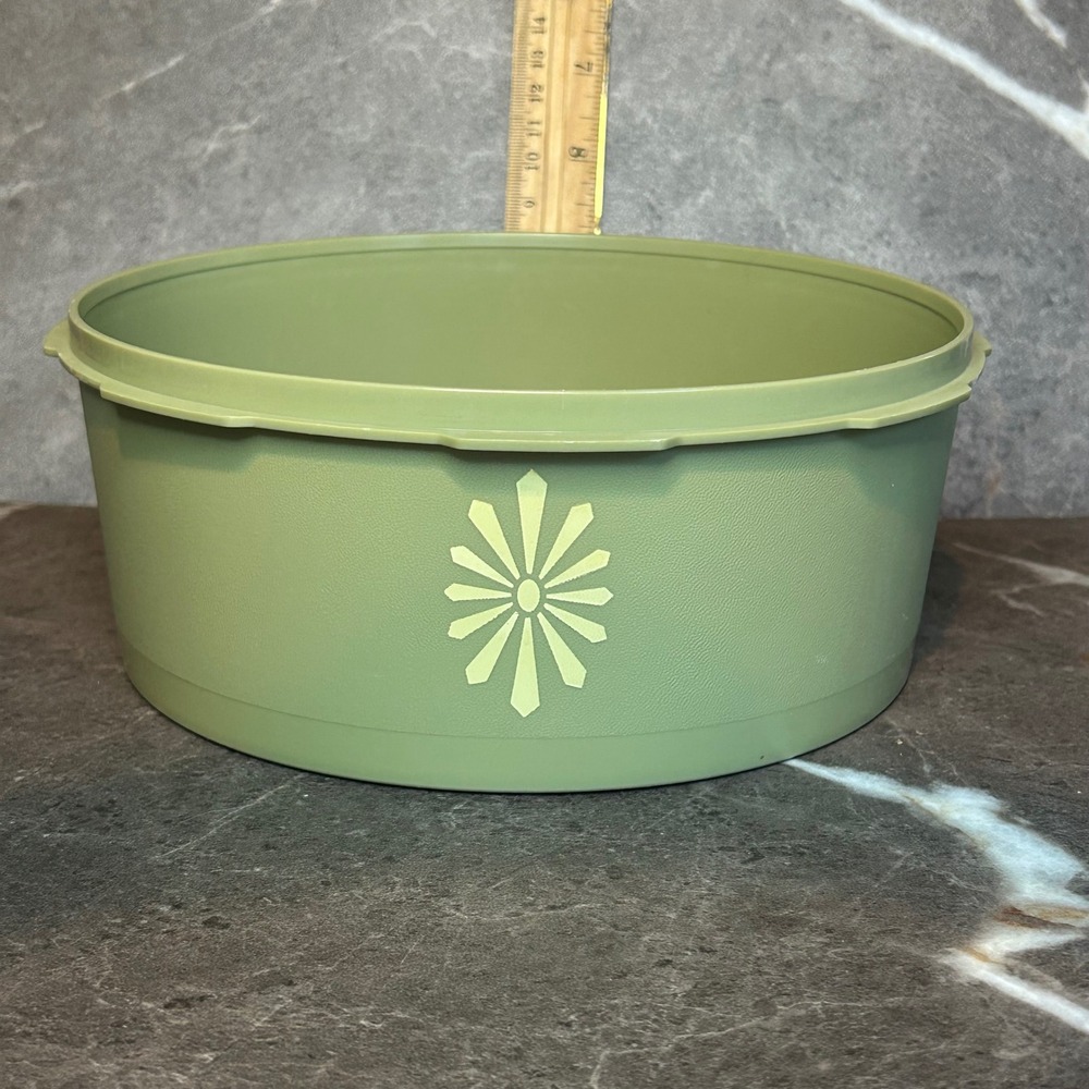 Vintage Tupperware Avocado Green Servalier Bowl Starburst Sunburst 8.25 Inch